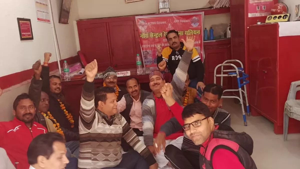 Old Pension : पुरानी पेंशन लागू कराने के लिए कर्मचारियों ने निकाला यह तरीका, बोले- हमार मकसद केवल पेंशन पाना नहीं बल्कि...