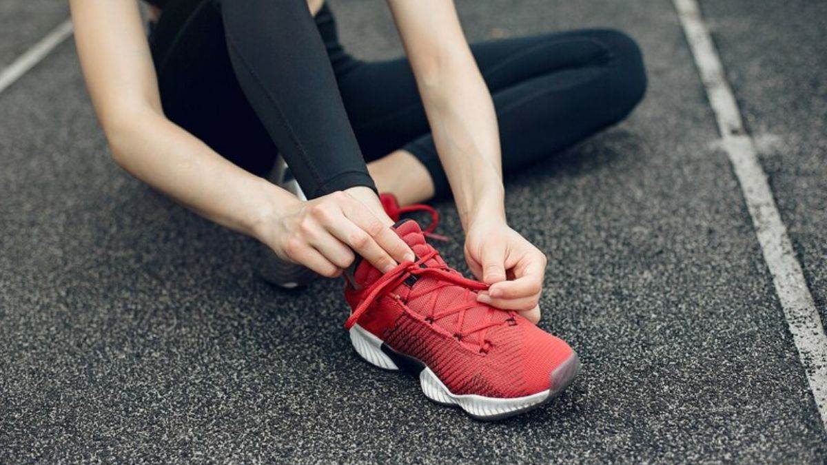 https://www.jagranimages.com/images/newimg/11012024/11_01_2024-sports_shoes_for_women_23626488.jpg