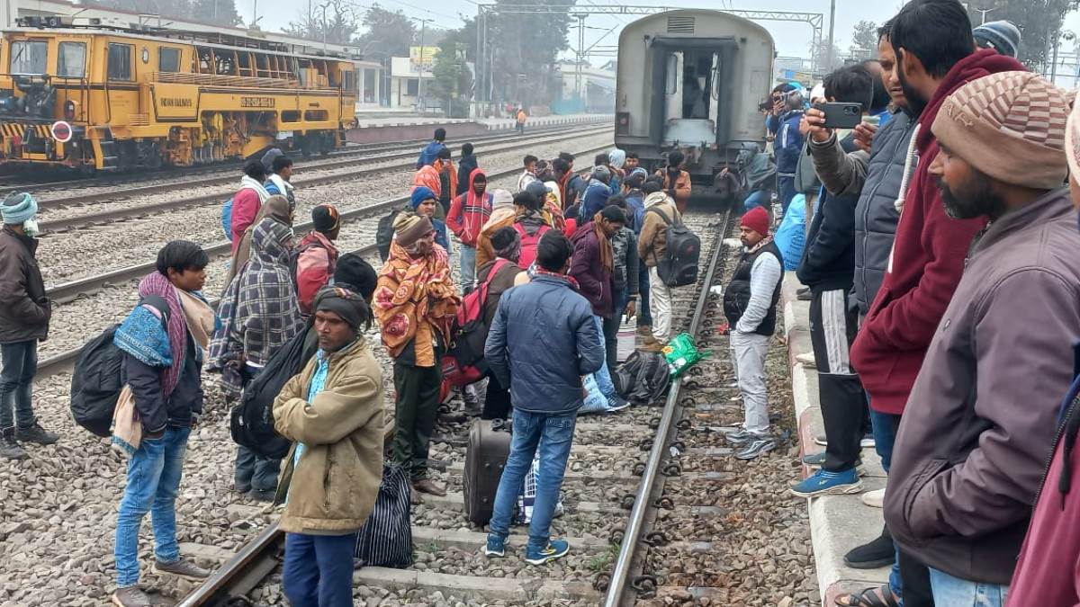 https://www.jagranimages.com/images/newimg/11012024/11_01_2024-train_collapse_23626569.jpg