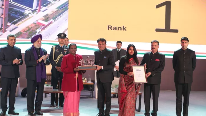 वार्षिक स्वच्छता सर्वेक्षण में इंदौर और सूरत को देश के सबसे स्वच्छ शहर के रूप में चुना गया है।