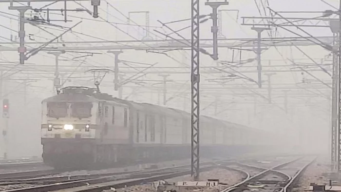 Weather Update: घने कोहरे और प्रदूषण से दिल्लीवासियों की परेशानी बढ़ी। फोटो PTI