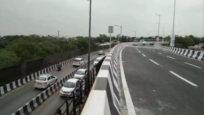 Ghaziabad News: फ्लाईओवर से नीचे गिरा युवक, इलाज के दौरान मौत। फाइल फोटो