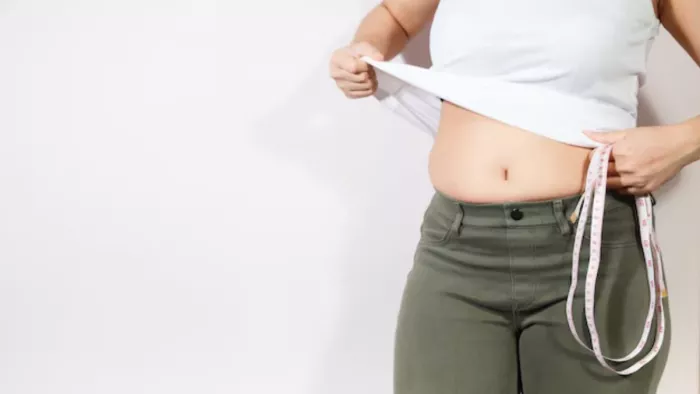 पेट की चर्बी कम करने के लिए गुनगुना पानी भी जरुर पीएं। ( Pic Courtesy : Freepik)