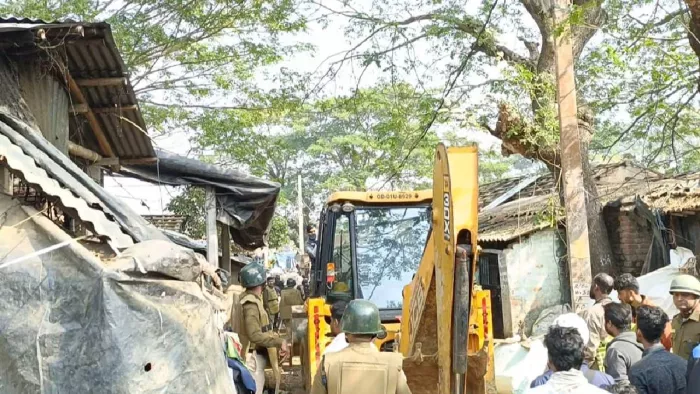सरकारी जमीन पर कब्जा करने वालों के घरों पर चला बुलडोजर