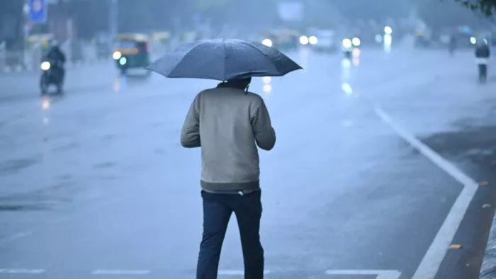गुरुग्राम में अचानक बदले मौसम के बाद होती बारिश।