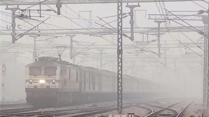 घने कोहरे के कारण लेट रहीं कई ट्रेनें।