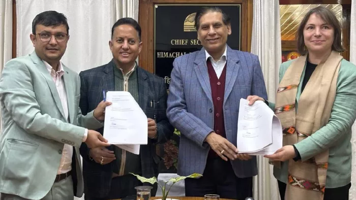 हिमाचल और फ्रेंच डेवल्पमेंट एजेंसी के साथ सहमति पत्र पर हस्ताक्षर के दौरान मुख्य सचिव प्रबोध सक्सेना व अन्य