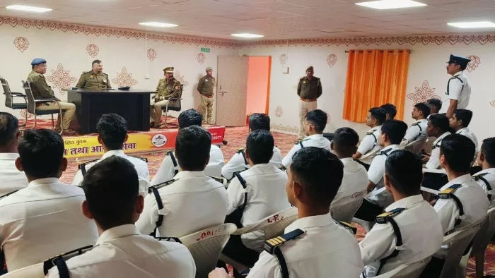 नेशनल फायर सर्विस नागपुर के बीई फायर फाइनल ईयर के स्टूडेंट्स।