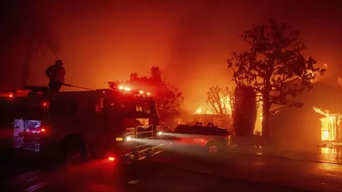 Los Angeles Wildfire अमेरिका के जंगलों में आग जारी। (फोटो- रायटर)