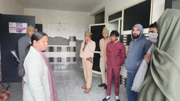 खतौली में दिल्ली-दून हाईवे पर अवैध रूप से संचालित होटल पर छापेमारी करती एसडीएम मोनालिसा जौहरी।.सौ. स्वयं