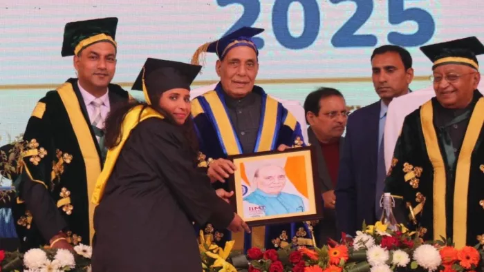 मेरठ आईआईएमटी यूनिवर्सिटी में दीक्षा समारोह मे आए रक्षा मन्त्री राजनाथ सिंह का सम्मान करते कुलाधिपति योगेश मोहन गुप्ता