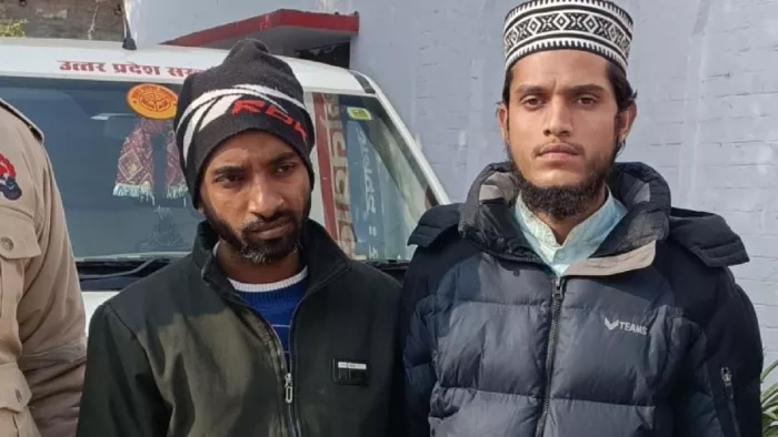 संभल कोतवाली में खड़े हिंसा के आरोपी असद व दिलनवाज। सौ. पुलिस