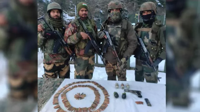 उत्तरी कश्मीर के कुपवाड़ा में आतंकी ठिकाने से बरामद हथियार