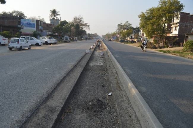 Fourlane could not become even after four years, cost increased by percent - Uttar Pradesh Deoria General News