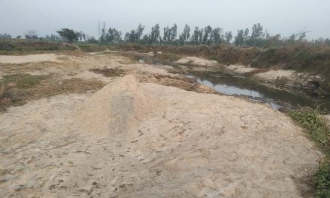 sand mafia hollowing out gomti river