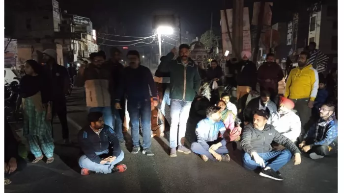 दुकानदारों द्वारा थाना बी डिवीजन के बाहर दिया गया धरना।