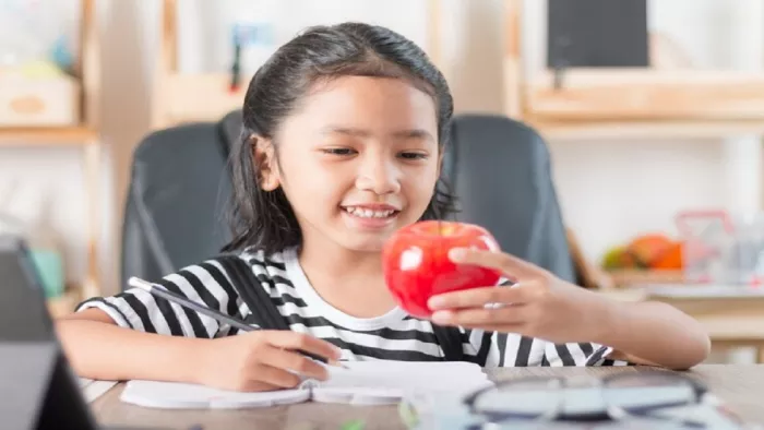 Child Diet Tips: बच्चों की सेहत का रखना चाहते हैं ख्याल, तो खाली पेट खाने में दे ये 4 चीजें