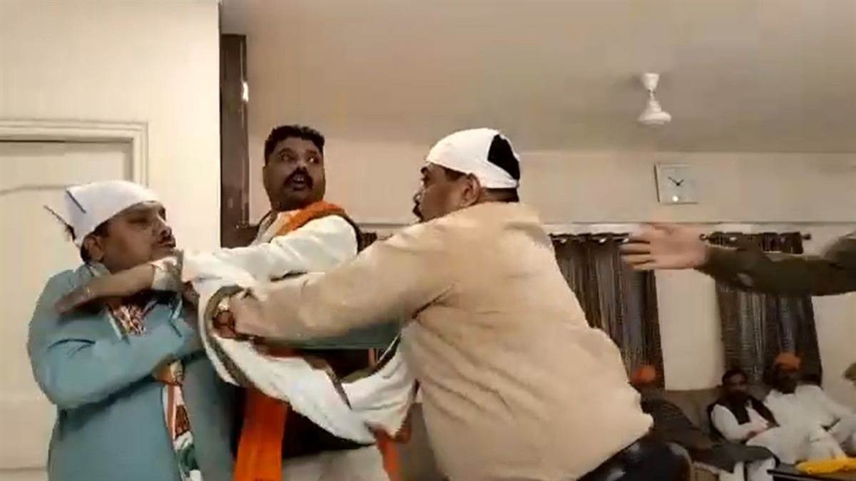 Video: पटना साहिब में फोटो खिंचवाने को लेकर भिड़े कांग्रेस कार्यकर्ता,  गाली-गलौज के साथ जमकर लात-घूंसे भी चले - Congress workers clashed in patna  sahib gurudwara abused ...