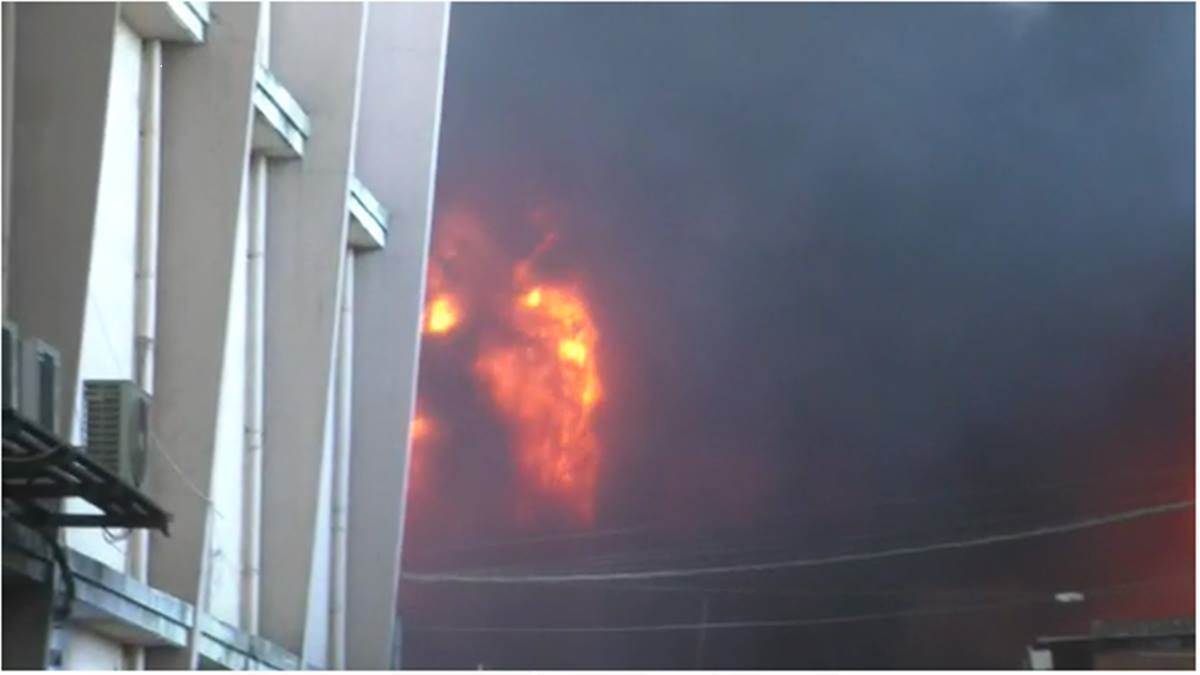 fierce fire broke out in three godowns of indore fire brigade team reached spot