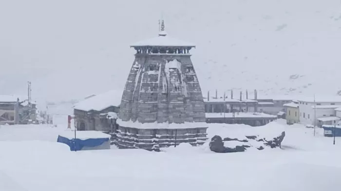 Uttarakhand Weather Update: केदारनाथ में बिछी बर्फ की सफेद चादर