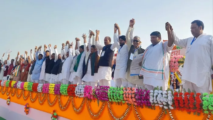 कांग्रेस के राष्ट्रीय अध्यक्ष मल्लिकार्जुन खरगे हाथ से हाथ जोड़ो अभियान की शुरूआत करने साहिबगंज पहुंचे।