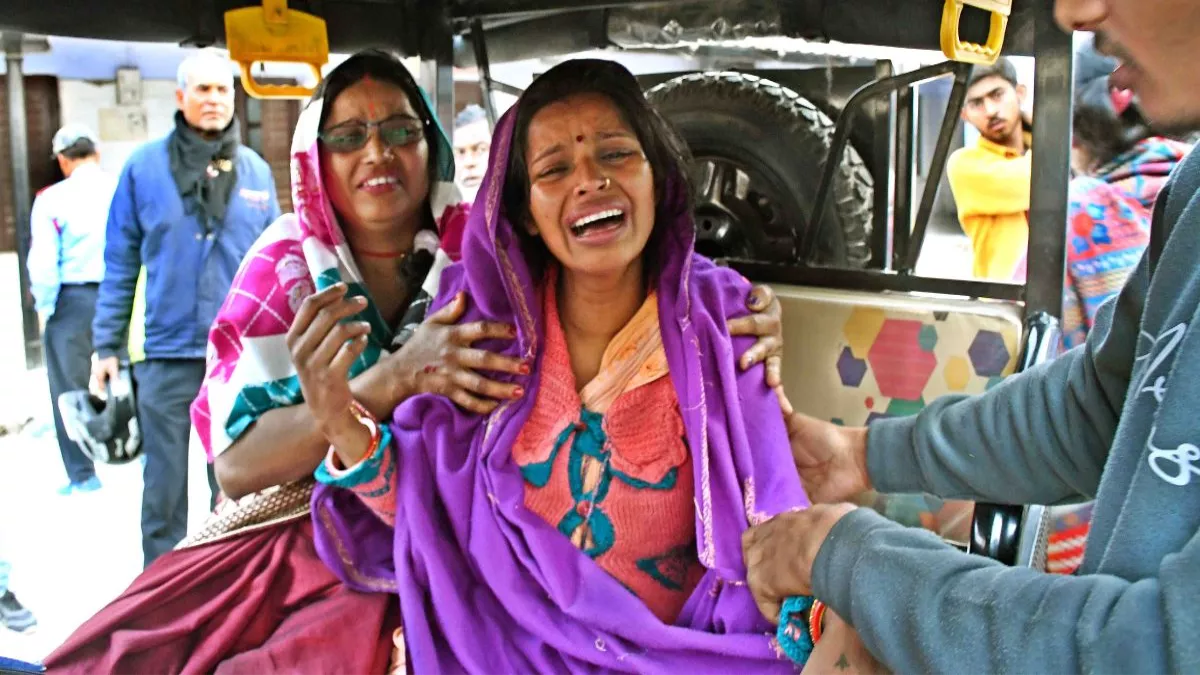 सिस्टम पर सवाल: गिड़गिड़ाती रही प्रसूता, नहीं मिली एंबुलेंस; ई-रिक्शा से घर  जाने के दौरान नवजात की हालत बिगड़ी - Ambulance was not found, the pregnant  woman was ...