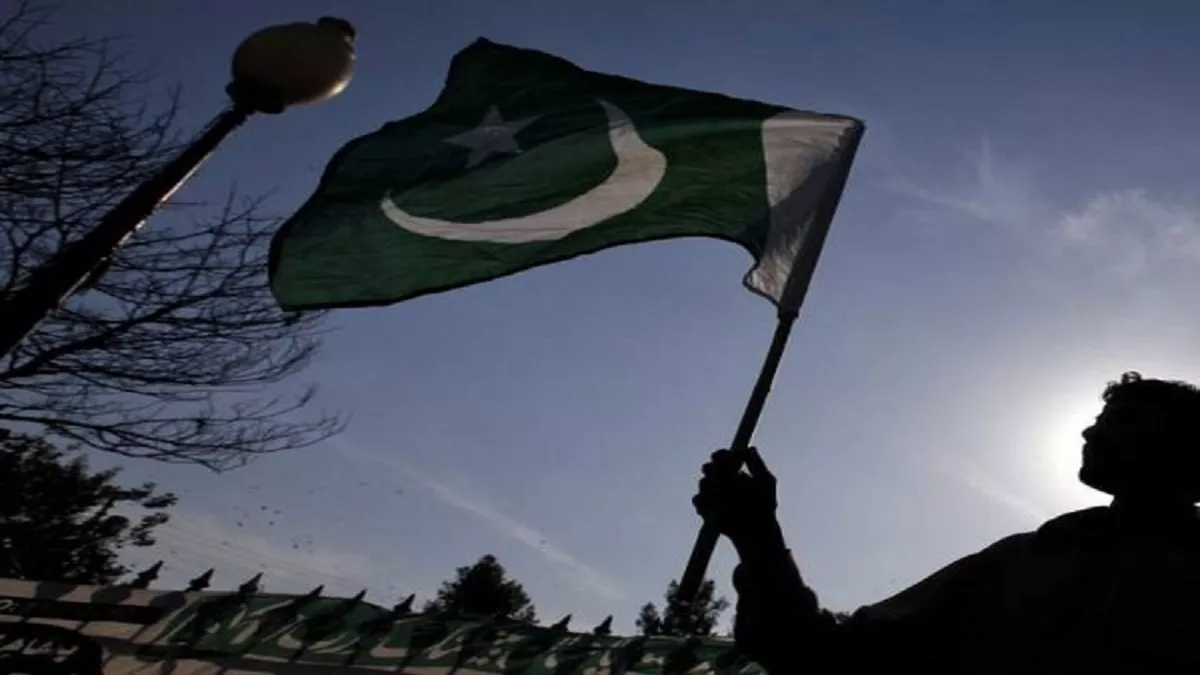 Pakistan: आटे की समस्या से जूझ रहे पाकिस्तान में एक और टेंशन, फवाद चौधरी की गिरफ्तारी से तेज हुआ राजनीतिक संकट