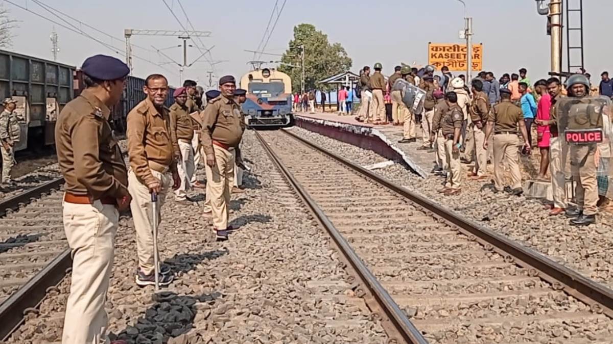 jharkhand tribal protest rail road chakka jam andolan of tribals ends after three hours