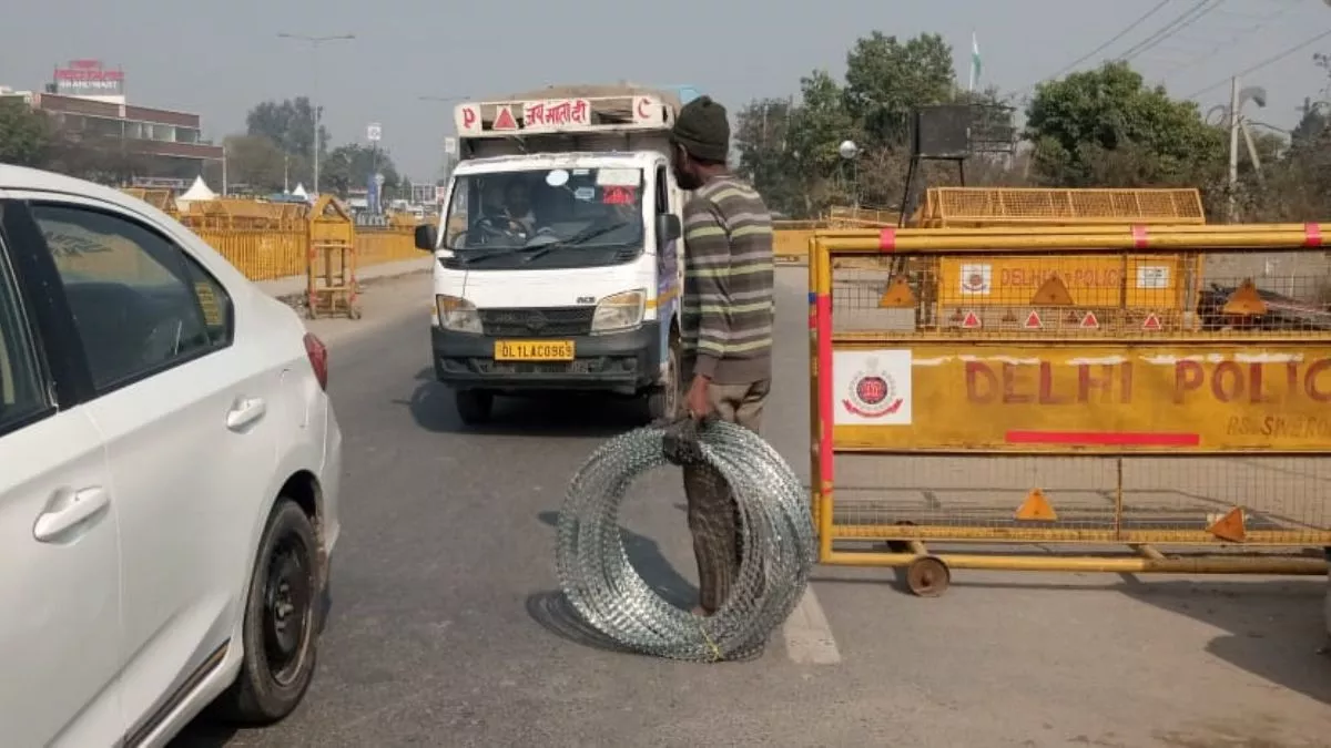 सिंघु बॉर्डर पर कंटीले तार, सीमेंट के बैरिकेड्स और 3000 जवान; किसान आंदोलन  की सुगबुगाहट के बीच दिल्ली पुलिस अलर्ट - Delhi Police alert regarding Kisan  Andolan ...