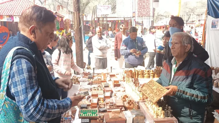 सूरजकुंड मेला में अंडर कट कार्विंग कला से छह हाथियों का मास्टर पीस दिखाते राजेंद्र प्रसाद।