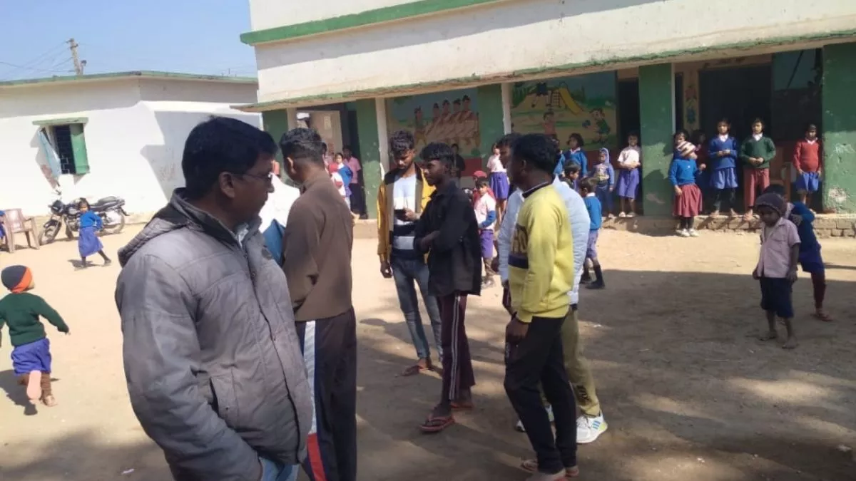 Jharkhand News: स्कूल परिसर बन गया अखाड़ा, युवकों ने प्रधानाध्यापक की जमकर की कुटाई; ये है पूरा मामला