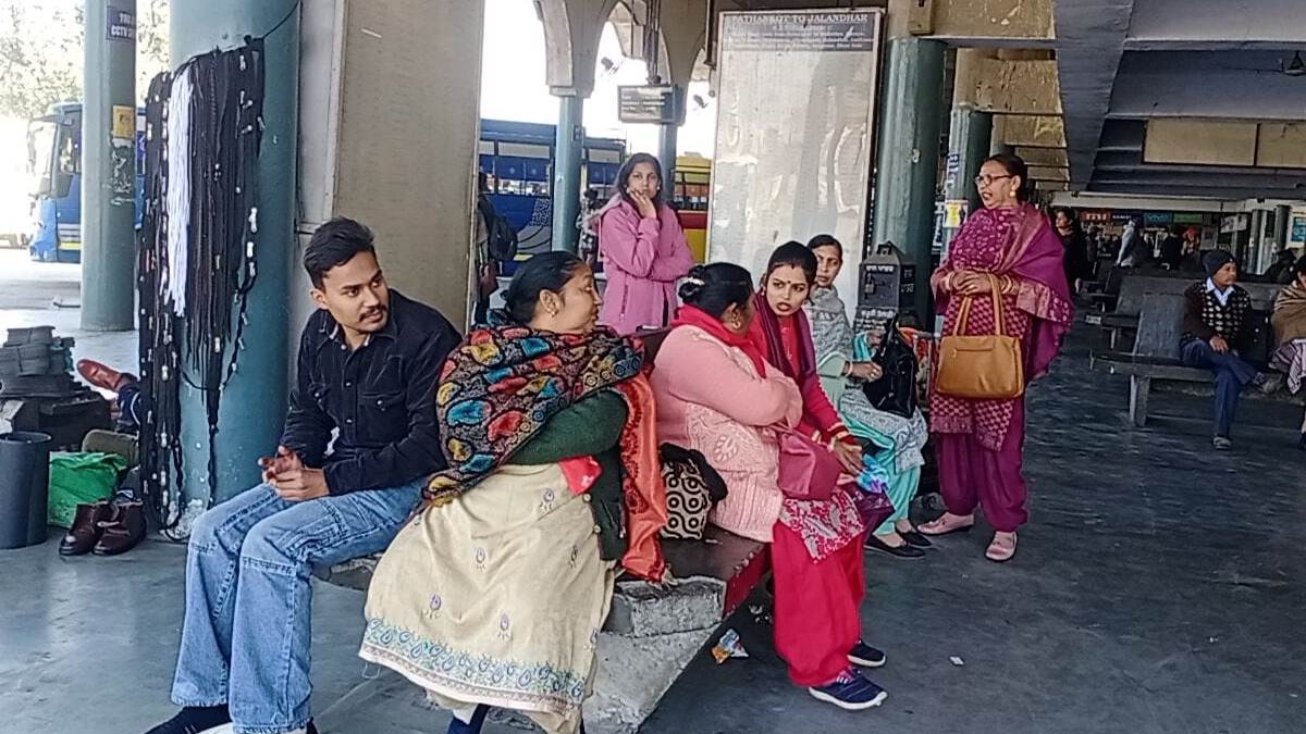 https://www.jagranimages.com/images/newimg/11022024/11_02_2024-roadways_buses_2_23650838_225817222.jpg