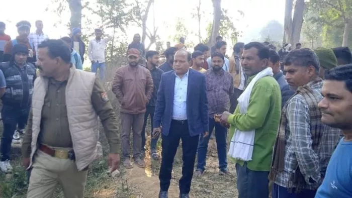 चित्र परिचय: दुर्घटना स्थल पर जानकारी लेते एसडीएम जयसिंहपुर।