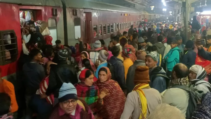आरा जंक्शन पर कुंभ जाने के लिए ट्रेन पर चढ़ने के बेताब यात्री। जागरण