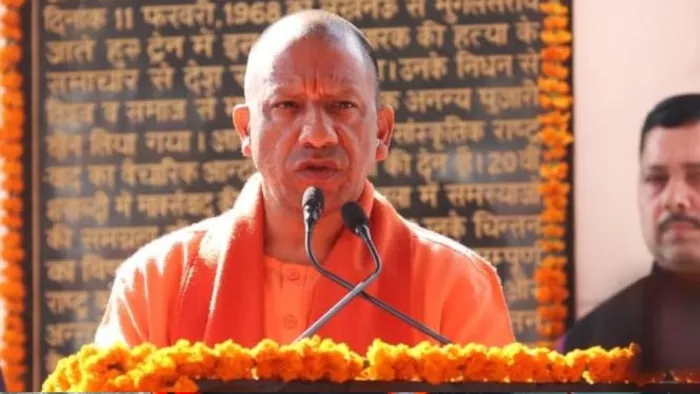 लखनऊ में आयोजित कार्यक्रम में बोलते हुए सीएम योगी।