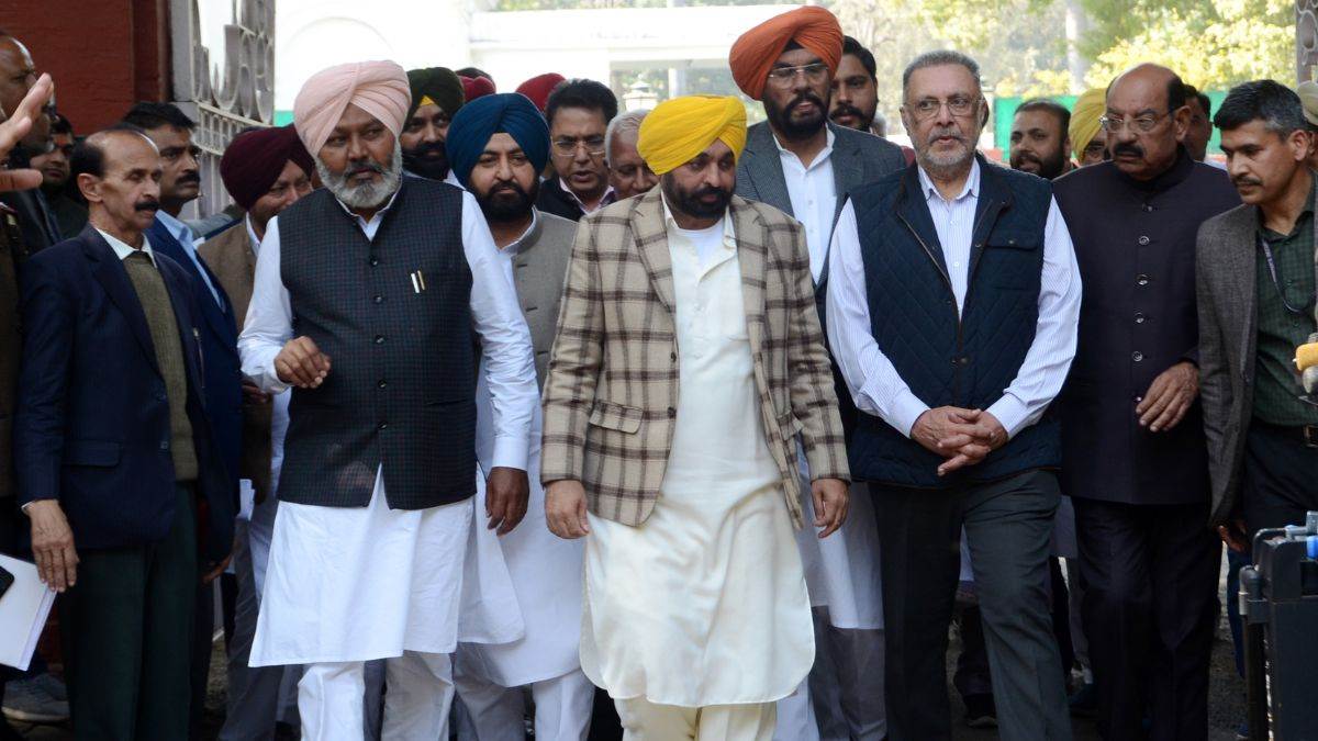 ncr after crushing defeat in delhi arvind kejriwal focused on punjab gave these strict instructions to mlas including cm bhagwant mann