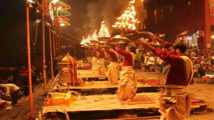 काशी में भीड़ को देखते हुए गंगा आरती स्थगित कर दी गई है। (तस्वीर जागरण)