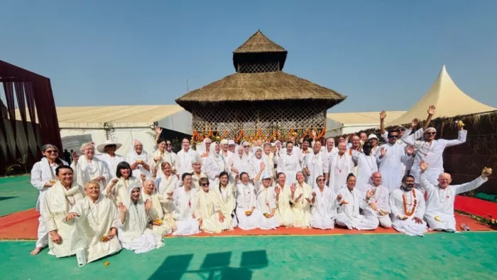 शक्तिधाम आश्रम में साईं मां लक्ष्मी देवी मिश्रा ने दी विदेशियों को गुरु दीक्षा। (तस्वीर जागरण)