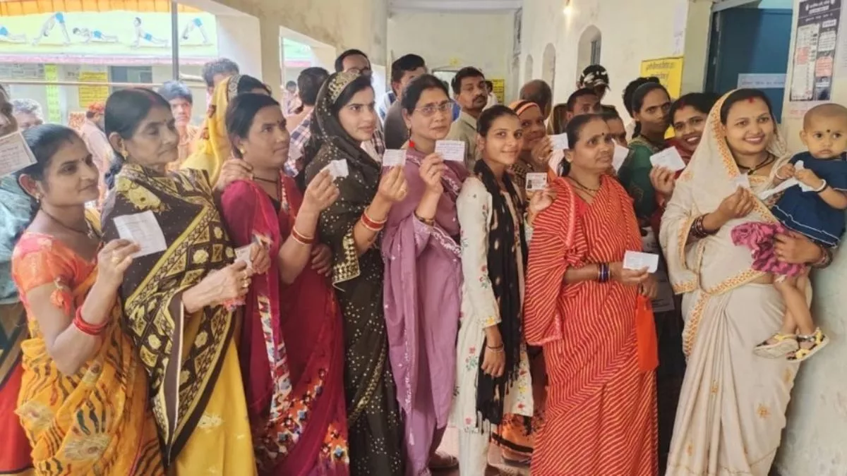 Chhattisgarh Nikay Chunav Voting LIVE: छत्तीसगढ़ में अब तक 52.68% वोटिंग, कई दिग्गजों ने डाला वोट; EVM खराब की भी शिकायत
