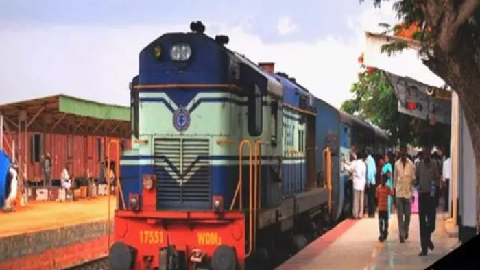 प्लेटफॉर्म पर ट्रेन की सांकेतिक तस्वीर (जागरण)