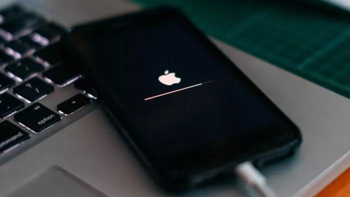 Apple ने एलिजिबल मॉडल्स के लिए जारी किया iOS 18.3.1 अपडेट।