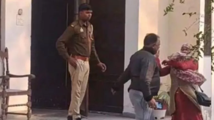 Etah News: जिला कारागार के जेलर प्रदीप कश्यप के साथ सोमवार शाम मारपीट करती महिला। जागरण