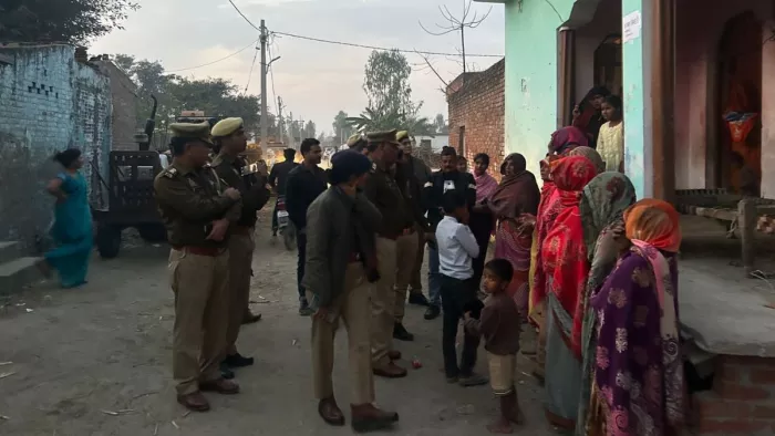 Kasganj News: गांव सराय जुन्नारदार में महिलाओं को दूसरी जगह होलिका दहन के लिए समझाती पुलिस