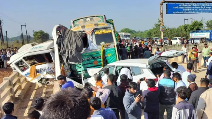 MP में भीषण सड़क हादसा, ट्रैवलर की ट्रक से टक्कर (फोटो-जागरण)