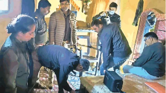 गंगीरी चौराहे पर युवती द्वारा आत्महत्या के बारे में जानकारी करती पुलिस l जागरण