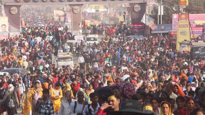 प्रयागराज में भारी वाहनों की NO Entry, शहर में खत्म हुआ आटा