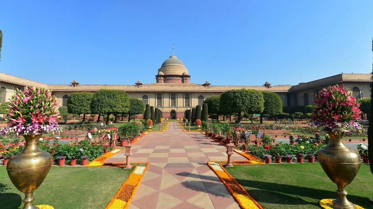 https://www.jagranimages.com/images/newimg/11022025/11_02_2025-rashtrapati_bhavan_23882486.jpg