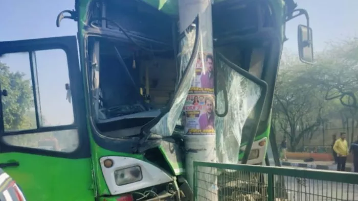 दिल्ली के इंद्रपुरी थाना क्षेत्र में एक बस खंभे से टकरा गई।