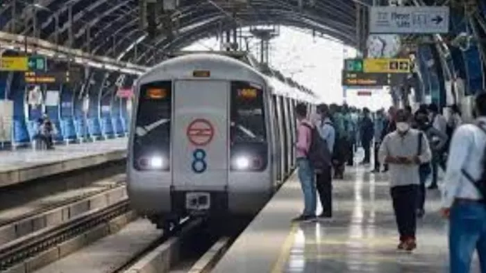 येलो लाइन पर ओएचई टूटने से मेट्रो का परिचालन प्रभावित(फाइल फोटो)