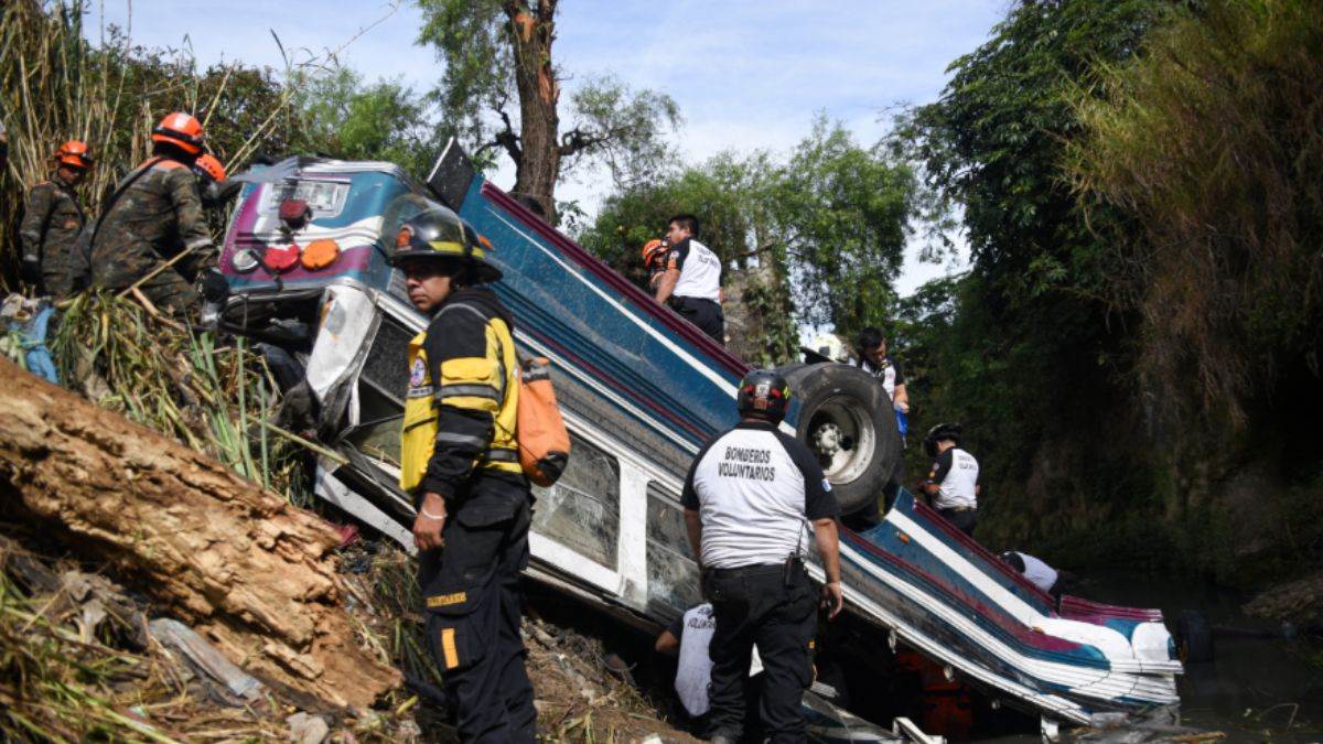 major accident in guatemala bus fell 35 meters below the bridge 55 people died